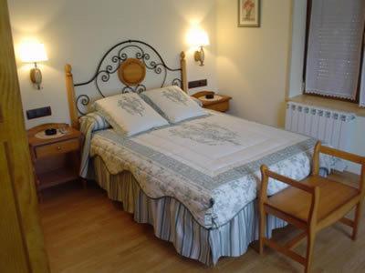Hostal Restaurante Arangoiti Yesa Eksteriør billede