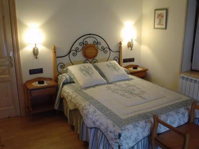 Hostal Restaurante Arangoiti Yesa Eksteriør billede